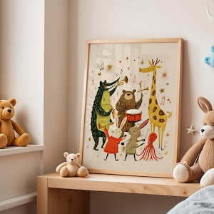 Peut inclure: Une affiche encadr&eacute;e repr&eacute;sentant un groupe d'animaux jouant des instruments de musique. L'illustration comprend un alligator vert, un ours brun, une girafe et d'autres animaux. L'affiche est dans un cadre en bois clair.