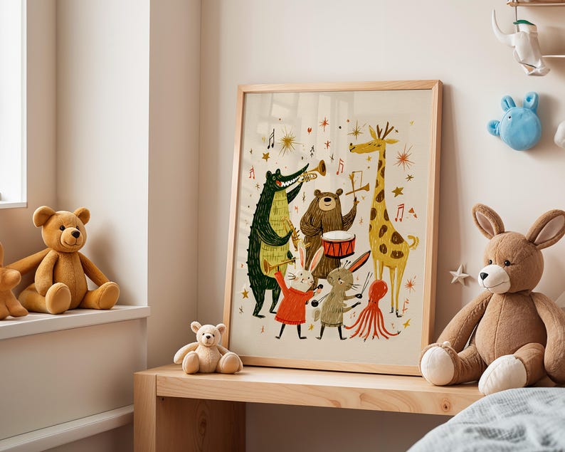 Peut inclure: Une affiche encadr&eacute;e repr&eacute;sentant un groupe d'animaux jouant des instruments de musique. L'illustration comprend un alligator vert, un ours brun, une girafe et d'autres animaux. L'affiche est dans un cadre en bois clair.