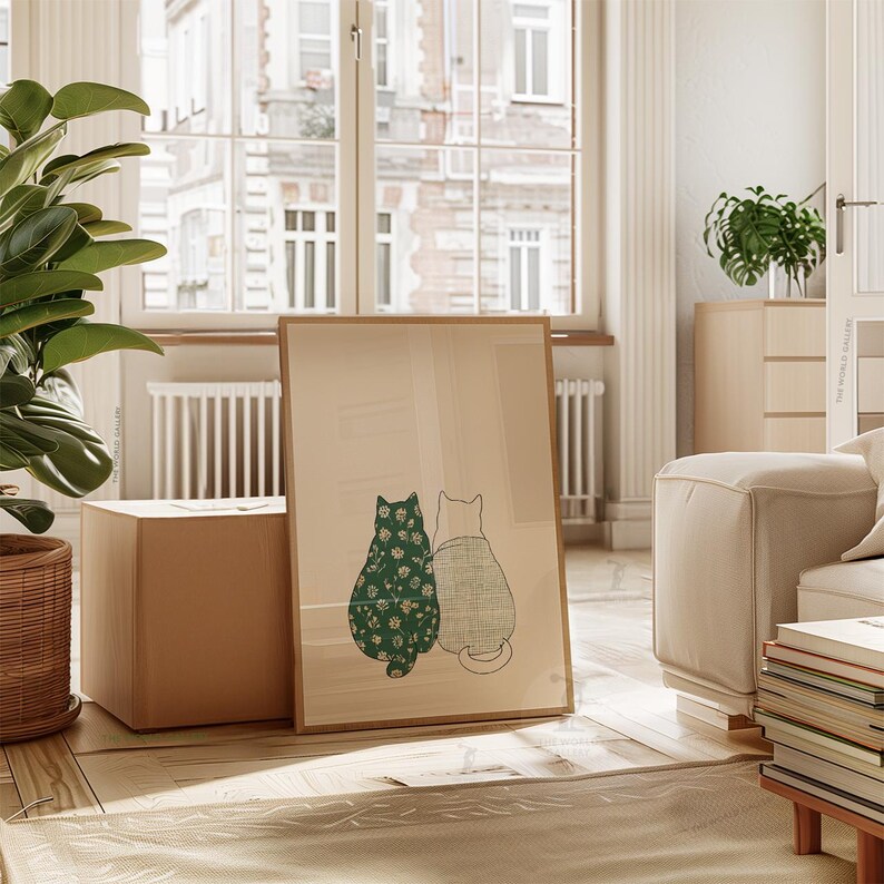 Puede incluir: Una impresi&oacute;n enmarcada con dos ilustraciones de gatos. Uno de los gatos est&aacute; adornado con un estampado floral verde, mientras que el otro tiene un dise&ntilde;o gris claro texturizado. La obra de arte se exhibe en una habitaci&oacute;n luminosa con una gran ventana.