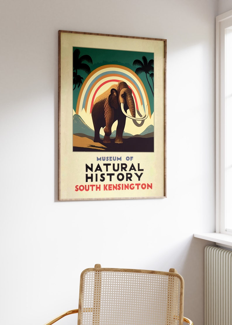 Puede incluir: Un p&oacute;ster de estilo vintage que anuncia el Museo de Historia Natural de South Kensington, Londres. El p&oacute;ster presenta una ilustraci&oacute;n colorida de un mamut de pie frente a un arco&iacute;ris y palmeras.