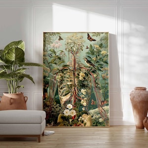 Pu&ograve; includere: Una stampa artistica botanica incorniciata con una struttura scheletrica umana integrata con elementi floreali e faunistici. L'opera d'arte presenta una vibrante tavolozza di colori con farfalle, uccelli e varie piante. La stampa &egrave; esposta in una stanza con una pianta, un pouf e vasi decorativi.
