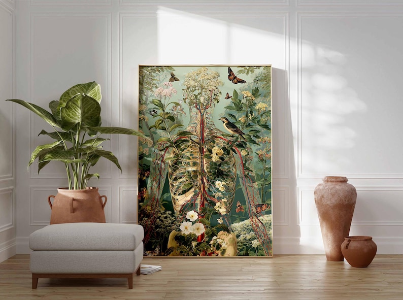 Pu&ograve; includere: Una stampa artistica botanica incorniciata con una struttura scheletrica umana integrata con elementi floreali e faunistici. L'opera d'arte presenta una vibrante tavolozza di colori con farfalle, uccelli e varie piante. La stampa &egrave; esposta in una stanza con una pianta, un pouf e vasi decorativi.