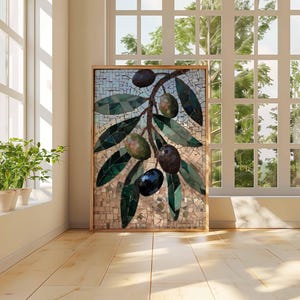 Puede incluir: Una obra de arte en mosaico enmarcada que representa una rama de olivo con aceitunas y hojas verdes y negras. La obra de arte est&aacute; sobre un fondo neutro y enmarcada en madera clara. La pieza se exhibe cerca de una ventana.
