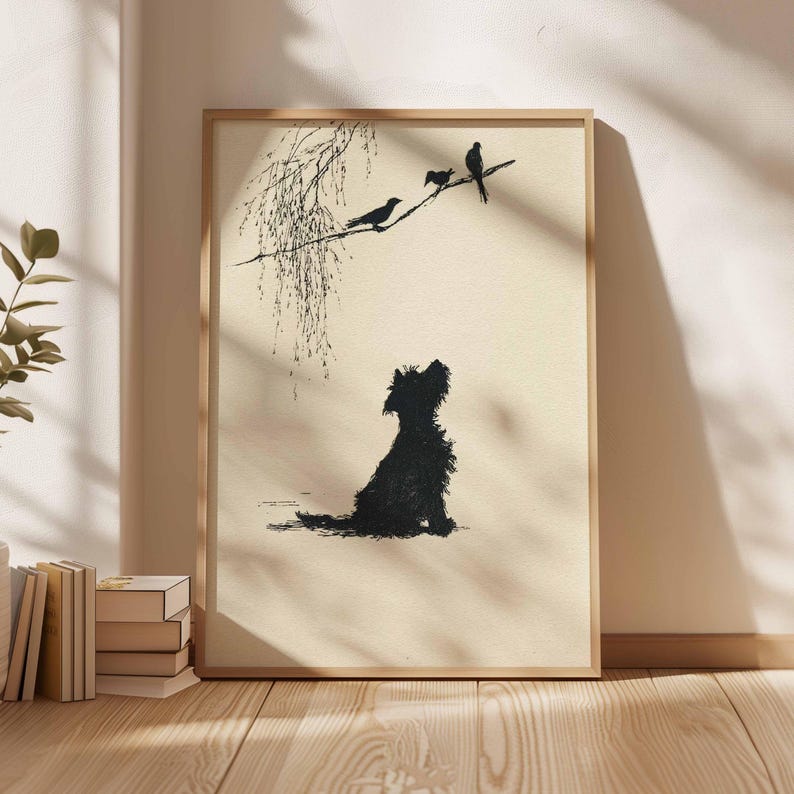 K&ouml;nnte beinhalten: Gerahmter Kunstdruck mit einer schwarzen Silhouette eines Hundes, der zu V&ouml;geln auf einem Ast aufblickt. Das Kunstwerk hat einen minimalistischen Stil mit einer neutralen Farbpalette, ideal f&uuml;r die Inneneinrichtung.