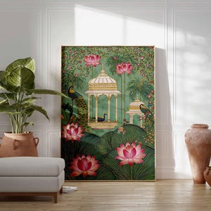 Pu&ograve; includere: Una stampa artistica incorniciata con un'illustrazione dettagliata di una serena scena di giardino. L'opera presenta uno sfondo verde acqua con fiori di loto rosa, pavoni e ornate strutture bianche. La stampa &egrave; esposta in una stanza con una palette di colori neutri.