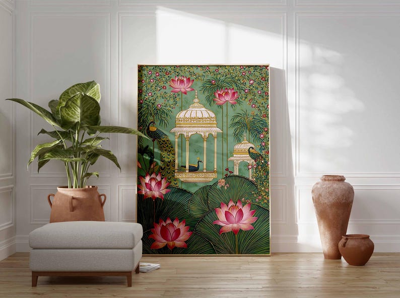 Pu&ograve; includere: Una stampa artistica incorniciata con un'illustrazione dettagliata di una serena scena di giardino. L'opera presenta uno sfondo verde acqua con fiori di loto rosa, pavoni e ornate strutture bianche. La stampa &egrave; esposta in una stanza con una palette di colori neutri.