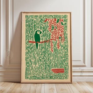 Puede incluir: Una impresión artística enmarcada que presenta un loro verde posado en una rama. La obra de arte utiliza un estilo de xilografía con elementos botánicos verdes y rojos sobre un fondo beige. La impresión está en un marco de madera.