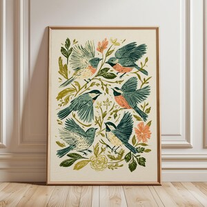 Puede incluir: Una lámina artística enmarcada sobre fondo crema con cinco pájaros en vuelo y posados. Las aves están representadas en tonos verde azulado oscuro, verde oliva y melocotón suave, rodeadas de hojas verdes estilizadas y flores color melocotón.