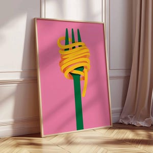 Op de afbeelding: Een ingelijste kunstdruk met een groene vork met gele spaghetti op een roze achtergrond. Het kunstwerk heeft een minimalistische stijl, met een houten lijst. De print leunt tegen een witte muur en een houten vloer. Een moderne kunstwerk.