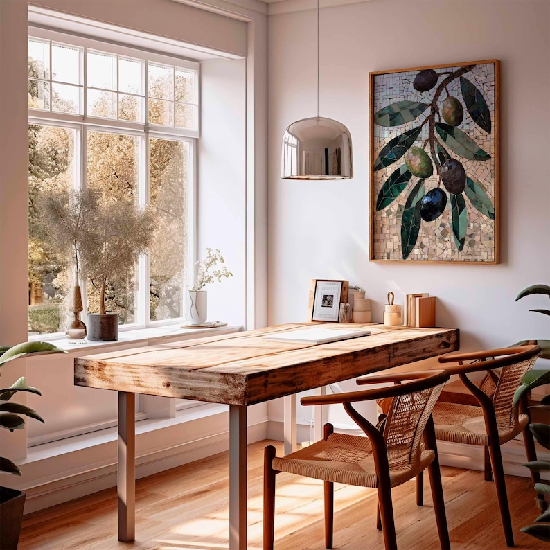 Puede incluir: Una habitaci&oacute;n luminosa con un escritorio de madera y dos sillas. Un mosaico de rama de olivo enmarcado cuelga de la pared. Una gran ventana ofrece una vista de &aacute;rboles. Una l&aacute;mpara colgante plateada cuelga sobre el escritorio.