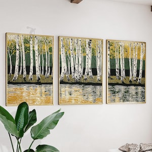 Könnte beinhalten: Set aus drei gerahmten Kunstdrucken, die eine Waldszene mit weißen Birken, grünem Laub und einem reflektierenden Gewässer zeigen. Das Kunstwerk hat einen goldenen Rahmen und eine Farbpalette aus Grün, Gelb, Schwarz und Weiß.