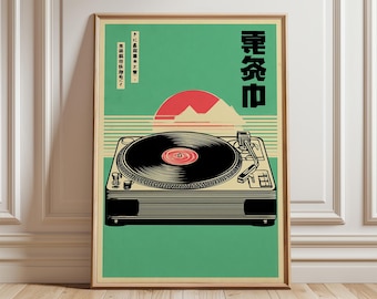 Op de afbeelding: Ingelijste kunstdruk met een retro ontwerp van een platenspeler. Het kunstwerk heeft een groene achtergrond, een rode zon en Japanse tekst. De platenspeler is zwart en beige, met een vinylplaat op de draaitafel.