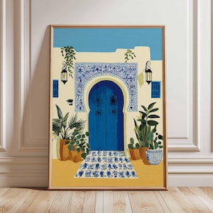 Peut inclure: Impression d'art encadrée représentant une porte voûtée bleue avec des motifs complexes, flanquée de plantes en pot. L'œuvre présente une porte bleue, un tapis à motifs bleus et blancs et un mur jaune clair.