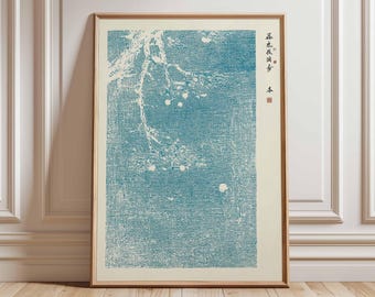 Puede incluir: Impresión artística enmarcada con un diseño japonés azul y blanco. La obra de arte representa una rama de árbol con flores blancas sobre un fondo azul texturizado. La impresión está en un marco de madera.
