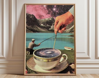Op de afbeelding: Een ingelijste kunstdruk met een surrealistische collage. Een persoon vist in een theekopje gevuld met een melkwegstelsel, met een meer en bergen op de achtergrond. De lucht is een roze en paarse kosmische scène. Het kunstwerk zit in een houten lijst.