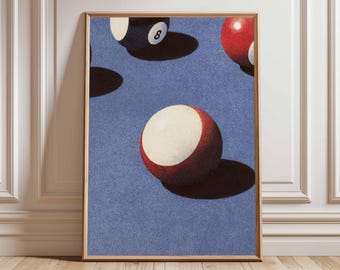 Puede incluir: Impresión enmarcada que presenta una ilustración de estilo vintage de bolas de billar sobre un fondo azul. Las bolas son rojas, blancas y negras, con el número 8 visible en una de ellas. La obra de arte se muestra en un marco de madera.