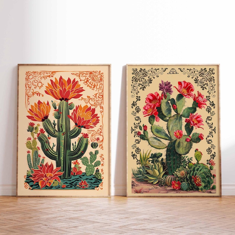 Op de afbeelding: Twee ingelijste botanische prints met cactussen met rode bloemen. De prints hebben een vintage uitstraling en zijn op een cr&egrave;mekleurige achtergrond.