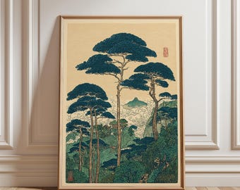 Puede incluir: Una impresión enmarcada de un paisaje japonés con pinos azul oscuro y un fondo beige claro. La obra de arte muestra una cordillera en la distancia y está enmarcada en un marco de madera. Los árboles tienen follaje texturizado.