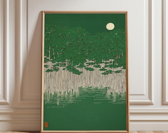 Puede incluir: Una impresión artística enmarcada que representa un sereno paisaje acuático. La obra de arte presenta una luna llena, follaje verde y juncos altos y delgados. La paleta de colores incluye tonos de verde, beige y un toque de rojo. La impresión está enmarcada.