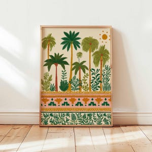 Peut inclure: Une impression d'art encadrée représentant une illustration colorée de palmiers et de plantes tropicales. L'œuvre d'art a un fond crème avec une bordure décorative dans les tons de vert, rose et or. Un soleil jaune est dans le coin supérieur droit.