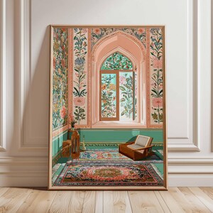 Op de afbeelding: Een ingelijste kunstdruk die een interieurscène toont met een raam, stoel en tapijt. De muren zijn versierd met bloemenbehang en sierlijsten. Het raam onthult een uitzicht op bloemen. Het kleurenpalet omvat roze, groen en bruin.