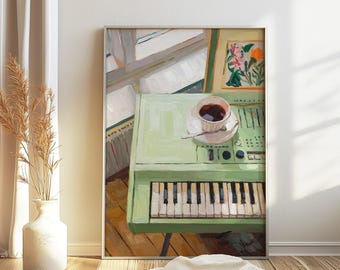Pode incluir: Um teclado verde vintage com uma xícara de café e um pires em cima. O teclado está em uma sala com uma janela e uma estampa floral na parede.