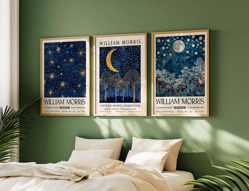 Op de afbeelding: Drie ingelijste prints met een gouden lijst en een witte passe-partout. Elke print heeft een blauw en gouden ontwerp met de tekst "William Morris" en de titel van de print. De prints zijn getiteld "A Midsummer's Night", "Cotton Prints Exhibition" en "A Tapestry Patch for the Moonlit Line".
