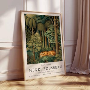 Puede incluir: Un p&oacute;ster enmarcado que representa una escena de la jungla con un tigre en primer plano. La obra de arte, en tonos verdes, marrones y naranjas, se titula "HENRI ROUSSEAU" e incluye texto del Mus&eacute;e d'Orsay, Par&iacute;s.