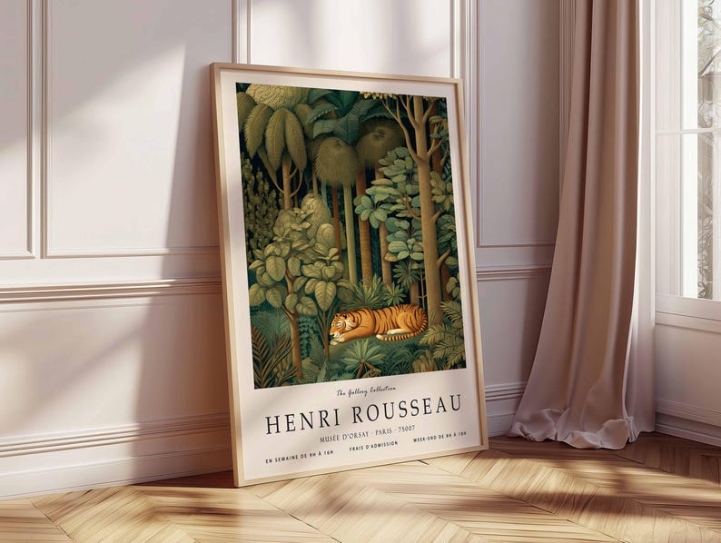Puede incluir: Un p&oacute;ster enmarcado que representa una escena de la jungla con un tigre en primer plano. La obra de arte, en tonos verdes, marrones y naranjas, se titula "HENRI ROUSSEAU" e incluye texto del Mus&eacute;e d'Orsay, Par&iacute;s.