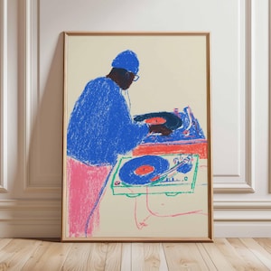 以下が含まれることがあります： 青い帽子とセーター、ピンクのパンツ、メガネをかけたDJがターンテーブルを操作している額入りのアートプリント。 クレヨンのようなスタイルで、クリーム色の背景に赤、青、緑のアクセントが施されています。 プリントは木製のフレームに入っています。
