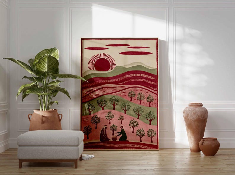 Puede incluir: Una impresi&oacute;n art&iacute;stica enmarcada que representa un paisaje estilizado con un sol rojo, colinas y olivos. Se muestran dos figuras en primer plano. La paleta de colores incluye tonos rojos, verdes y beige. Tambi&eacute;n hay una gran planta en maceta, un otom&aacute;n y jarrones de terracota.