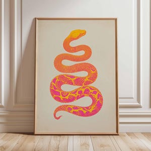 Könnte beinhalten: Gerahmter Kunstdruck mit einer stilisierten Schlangenillustration. Die Schlange ist in leuchtenden Farben dargestellt, mit einem Farbverlauf von Orange und Gelb am oberen Körper und einem Muster aus Pink und Gelb am unteren Körper. Das Kunstwerk ist vor einem neutralen Hintergrund.