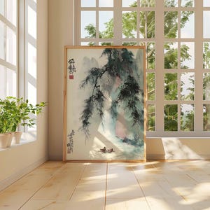 Puede incluir: Una pintura de paisaje enmarcada con un estilo art&iacute;stico asi&aacute;tico tradicional. La obra de arte representa una escena de monta&ntilde;a con un r&iacute;o y figuras en un bote. La paleta de colores incluye tonos de verde, azul y marr&oacute;n. La pintura se exhibe en una habitaci&oacute;n con luz natural.