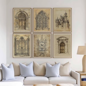 Op de afbeelding: Set van zes zwart-wit architectuurtekeningen ingelijst in een lichtbruin houten lijst. De tekeningen tonen verschillende architectonische details, waaronder deuren, ramen en een klokkentoren.