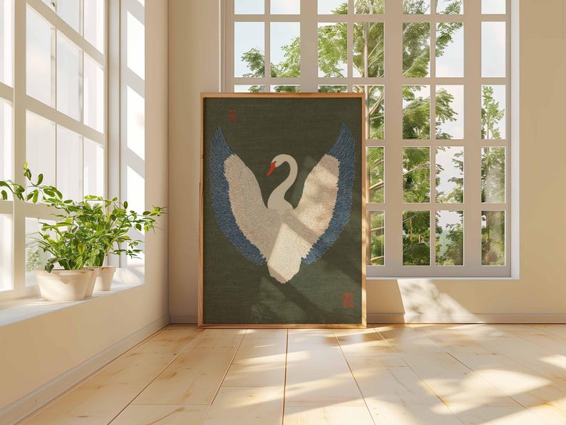Pode incluir: Uma obra de arte emoldurada com um cisne estilizado com as asas abertas. O cisne &eacute; branco com detalhes azuis nas asas e um bico vermelho, sobre um fundo verde escuro. A obra de arte &eacute; exibida em uma sala com luz natural.