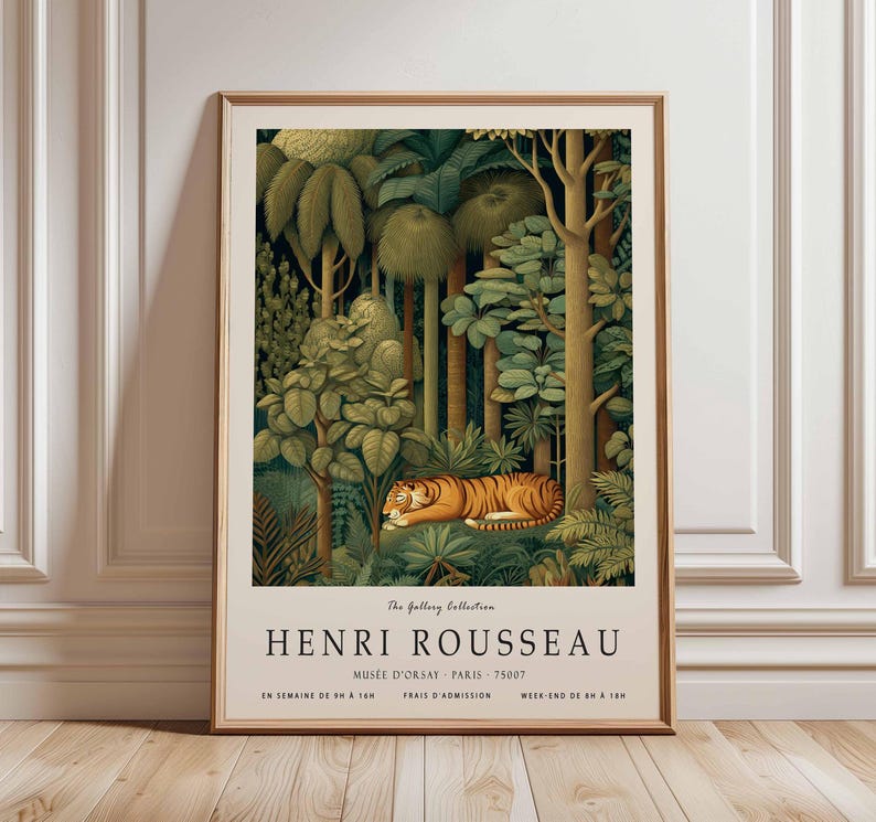 Puede incluir: Una impresi&oacute;n art&iacute;stica enmarcada que representa una escena de la jungla con un tigre. La obra de arte, de Henri Rousseau, presenta una exuberante vegetaci&oacute;n verde, &aacute;rboles altos y un tigre a rayas naranjas y negras. El texto en la parte inferior dice "HENRI ROUSSEAU".
