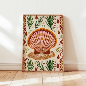 Könnte beinhalten: Ein gerahmter Kunstdruck mit einer stilisierten Muschelillustration. Das Kunstwerk zeigt eine detaillierte Muschel in Rosa- und Brauntönen, vor einem beigen Hintergrund mit grünem Laub und dekorativen Bordüren. Der Druck wird auf einem Holzboden präsentiert.