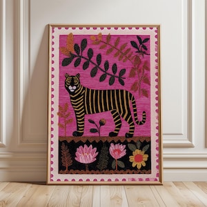 Peut inclure: Impression d'art encadrée représentant un tigre stylisé avec des rayures noires et dorées sur fond rose vif. L'œuvre comprend des motifs floraux et de feuilles, encadrée d'une bordure décorative. L'impression est présentée dans un cadre en bois.