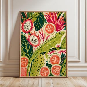 Puede incluir: Una lámina artística vertical enmarcada que muestra una iguana verde posada entre follaje tropical, fruta del dragón cortada y rodajas de cítricos. La composición utiliza una paleta vibrante de verde lima, verde bosque, rosa intenso y naranja.