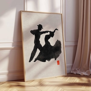 K&ouml;nnte beinhalten: Gerahmter Kunstdruck mit einer schwarzen Tuscheillustration eines tanzenden Paares. Die T&auml;nzer sind als Silhouette dargestellt, das Kleid der Frau ist flie&szlig;end. Ein kleines rotes Quadrat befindet sich unten rechts. Heller Hintergrund.