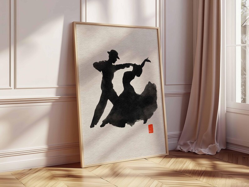 K&ouml;nnte beinhalten: Gerahmter Kunstdruck mit einer schwarzen Tuscheillustration eines tanzenden Paares. Die T&auml;nzer sind als Silhouette dargestellt, das Kleid der Frau ist flie&szlig;end. Ein kleines rotes Quadrat befindet sich unten rechts. Heller Hintergrund.
