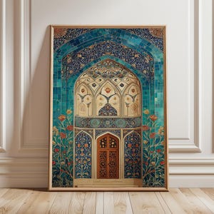 Puede incluir: Una impresión enmarcada que presenta un arco ornamentado con una puerta de madera. El arco está decorado con intrincados azulejos azules y turquesas, patrones florales y detalles beige. Flores rojas y naranjas adornan los lados, creando una obra de arte vibrante y detallada.