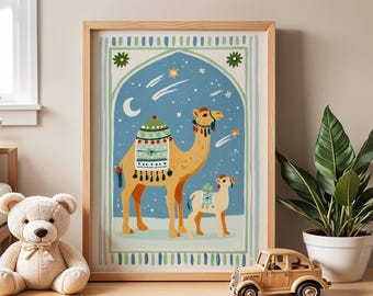 Puede incluir: Una impresión artística enmarcada que representa un camello y su cría contra un cielo nocturno azul con estrellas y una luna creciente. El camello está adornado con mantas de silla decorativas. La obra está en un marco de madera, con tema desértico.