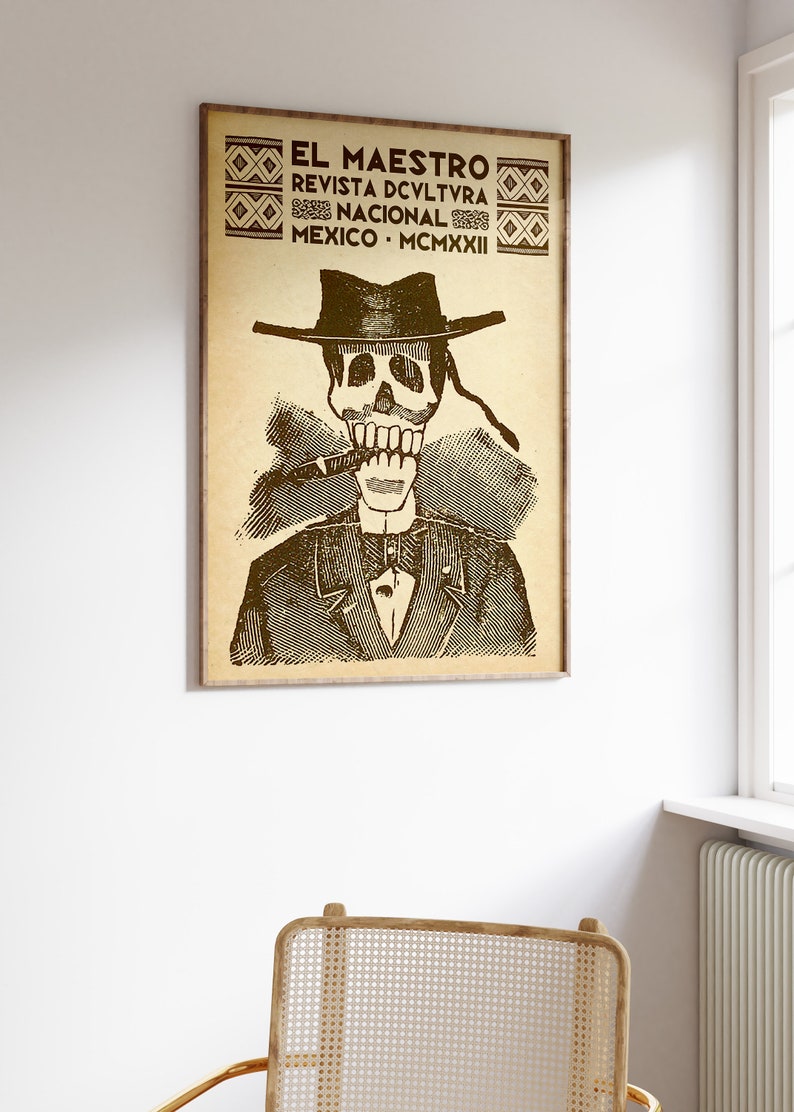 K&ouml;nnte beinhalten: Ein Vintage-Poster mit einem Skelett, das einen Hut tr&auml;gt und eine Zigarre raucht. Das Poster tr&auml;gt den Titel "El Maestro" und enth&auml;lt den Text "Revista Dcvltra Nacional Mexico MCMXXII".