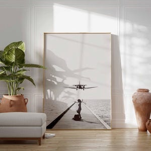 Póster de aterrizaje de avión, arte mural de aviación, impresión de viaje en blanco y negro, obra de arte de avión sobre el océano, regalo de piloto, decoración minimalista imagen 4