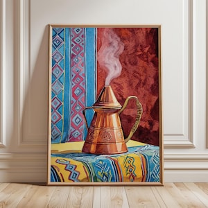Peut inclure: Peinture à l'aquarelle d'une cafetière en cuivre avec de la vapeur s'échappant du bec. La cafetière est posée sur un tissu bleu et jaune à motifs, avec un rideau bleu et rouge à motifs en arrière-plan. L'œuvre est encadrée.