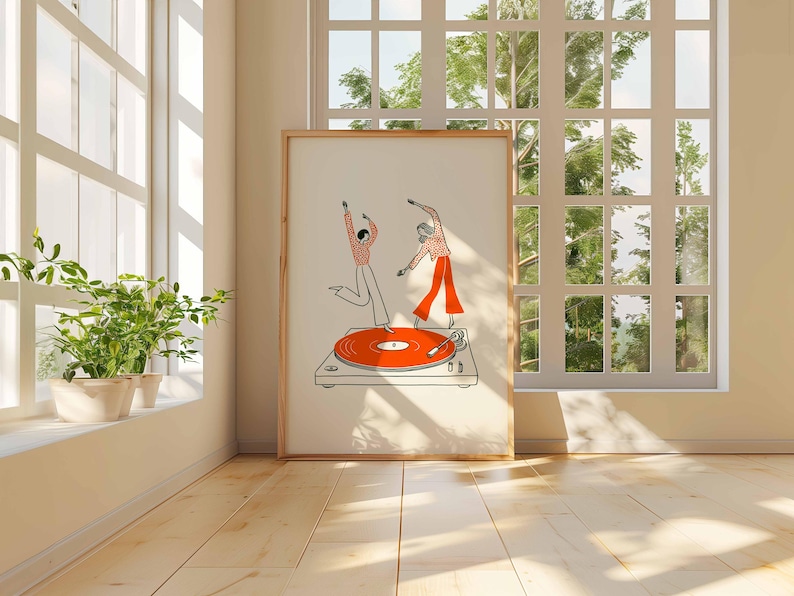 Puede incluir: Una impresi&oacute;n art&iacute;stica enmarcada con una ilustraci&oacute;n minimalista de dos figuras bailando sobre un tocadiscos. El tocadiscos tiene un disco naranja. Las figuras llevan camisas y pantalones con estampados rojos y blancos. La obra de arte se exhibe en una habitaci&oacute;n con luz natural.