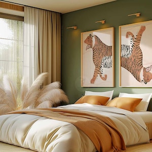 Peut inclure: Une chambre &agrave; coucher avec un lit dot&eacute; de draps blancs et d'une couverture en fourrure brune. Deux tirages encadr&eacute;s de tigres sont affich&eacute;s au mur au-dessus du lit. La pi&egrave;ce a un mur vert et une grande fen&ecirc;tre avec des rideaux blancs.