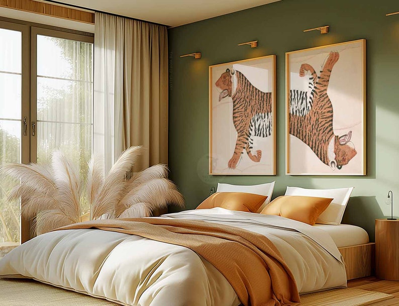 Peut inclure: Une chambre &agrave; coucher avec un lit dot&eacute; de draps blancs et d'une couverture en fourrure brune. Deux tirages encadr&eacute;s de tigres sont affich&eacute;s au mur au-dessus du lit. La pi&egrave;ce a un mur vert et une grande fen&ecirc;tre avec des rideaux blancs.
