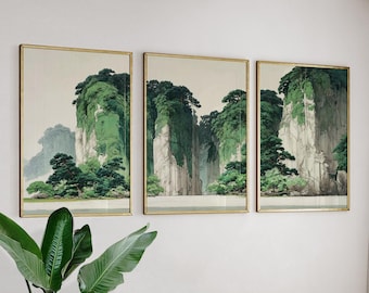 Könnte beinhalten: Drei gerahmte Landschaftskunst-Drucke. Jeder Druck zeigt eine Berglandschaft mit üppigen grünen Bäumen und Blättern. Das Kunstwerk hat eine weiche, gedämpfte Farbpalette mit goldenen Rahmen und schafft eine ruhige und natürliche Ästhetik.